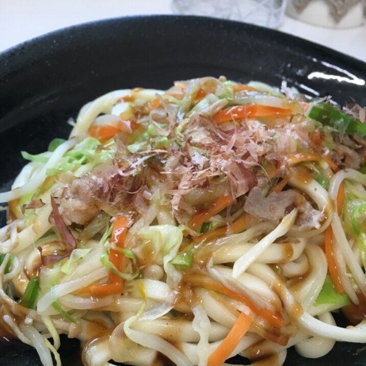 ランチにぴったり！野菜たっぷり焼うどん